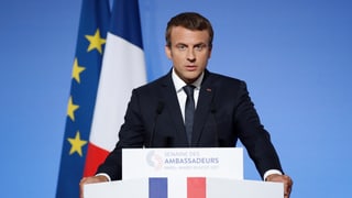 Macron am Pult