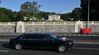 Russischer Konvoi vor der Villa La Grange.