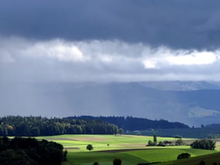 Durch die Lücken in den Regenwolken dringt Sonnenlicht hindurch. Durch die Lücken in den Regenwolken dringt Sonnenlicht hindurch.