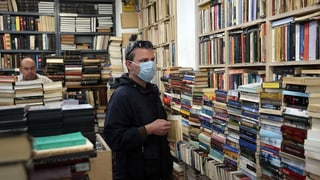 Mann in Buchladen in Griechenland.