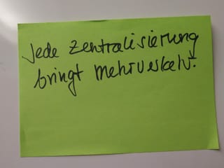 Zettel mit dem Text "Jede Zentralisierung bringt Mehrverkehr"