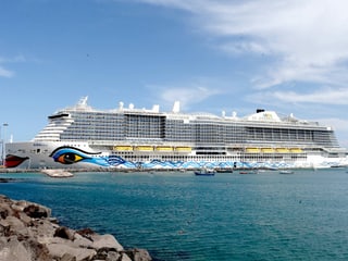 Ein Kreuzfahrtschiff steht im Hafen.