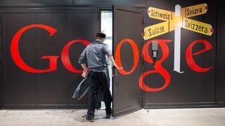 Ein Mann betritt ein Gebäude von Google. Das Logo steht in grossen, roten Buchstaben auf dem Eingang.