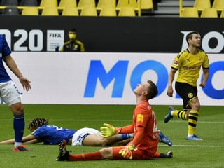 Schalke-Spieler am Boden. Schalke-Spieler am Boden.