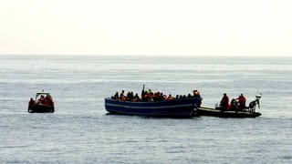 Flüchtlinge in einem Boot auf dem Mittelmeer (Archivbild)