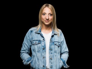 Anna Zöllig moderiert bei SRF 3 den Samstagabend.
