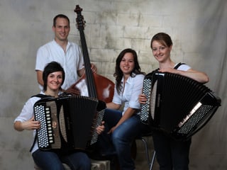 Gruppenbild mit zwei Akkordeonistinnen, einem Kontrabassisten und einer weiteren Musikantin.