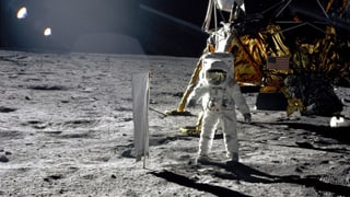 Mann im Astronautenanzug auf dem Mond.