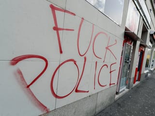 Auf einer Fassade an der Langstrasse hat jemand den Slogan «Fuck the Police» hin gesprayt. (keystone)