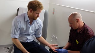 Prinz Harry beim HIV-Test: Der Arzt nimmt ihm Blut ab.