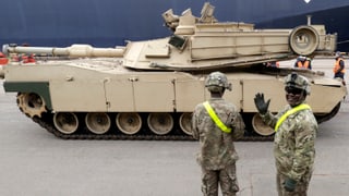 US-Panzer mit zwei Soldaten davor