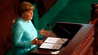 Merkel an einem Rednerpult