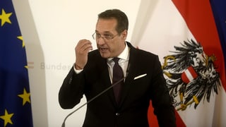 Mann redet sich vor Mikrofon in Rage. Mann redet sich vor Mikrofon in Rage.