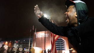 Mann schreiend vor Gericht in Ferguson.