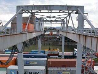 Kran im Hafen Basel
