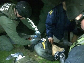 Poliszisten knien über dem verletzten