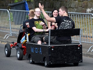 Metal-Fans auf dem Weg ach Wacken.