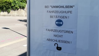 Plakat mit Hinweis, bei Unwohlsein zu hupen. Plakat mit Hinweis, bei Unwohlsein zu hupen.