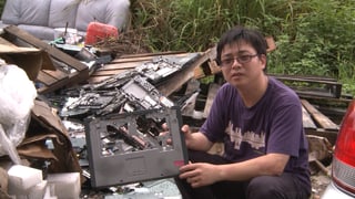 Der chinesische Umwelt-Aktivist Lai Yun auf einer Elektromüllhalde mit Müll aus den USA. 