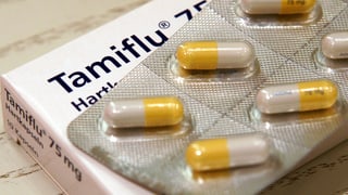 Eine Packung Tamiflu von Roche, gelb-weisse Kapseln.