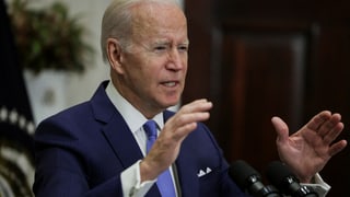 US-Präsident Joe Biden gestikuliert am Mikrofon.