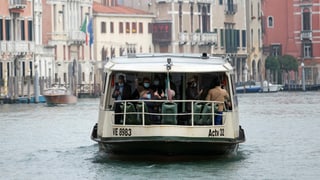 Zu sehen ein Vaporetto in Venedig