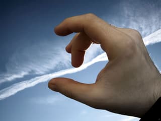 Eine Hand «umfasst» eine Wolke.