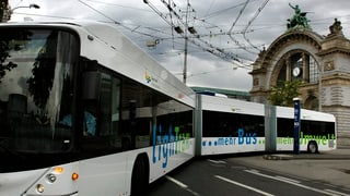 Ein Luzerner Linienbus vor dem Busbahnhof in Luzern.