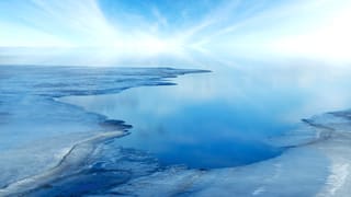 Arktisches Eis, dazwischen eine grosse Fläche Wasser.