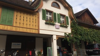 Ein altes Haus mit grünen Fensterläden. Ein altes Haus mit grünen Fensterläden.