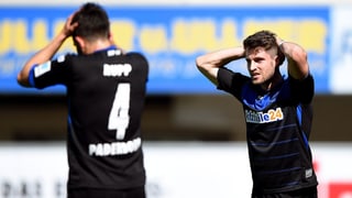 Zwei Paderbornspieler mit verzweifeltem Griff an den Kopf nach dem Schlusspfiff