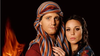 Die Musicaldarsteller der Figuren Moses und Ziphora in Kostümen, im Hintergrund eine Flamme. Die Musicaldarsteller der Figuren Moses und Ziphora in Kostümen, im Hintergrund eine Flamme.