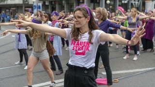 Junge Frauen tanzen auf der Strasse.