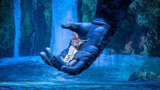 Eine Frau räkelt sich in der riesigen Hand eines Affen. Eine Frau räkelt sich in der riesigen Hand eines Affen.