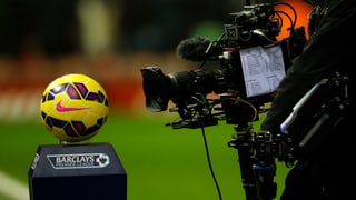 Ein Ball, eine TV-Kamera und das Logo der Barclays Premier League