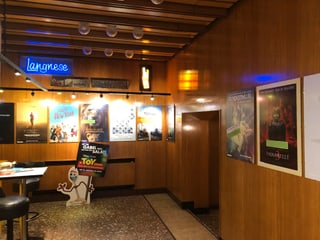 Eingangsbereich eines Kinos mit Filmplakaten.
