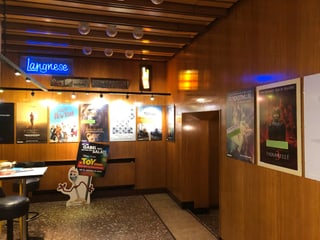 Eingangsbereich eines Kinos mit Filmplakaten. Eingangsbereich eines Kinos mit Filmplakaten.