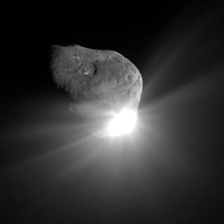 Der Komet Temple 1 nach dem Aufschlag des Deep-Impact-Projektils.