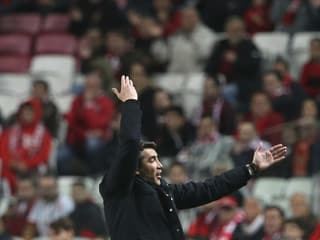 Bruno Lage macht Kapriolen am Spielfeldrand. Bruno Lage macht Kapriolen am Spielfeldrand.