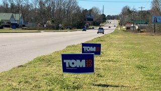 Kleine Plakate mit TOM2020 stehen am Strassenrand Kleine Plakate mit TOM2020 stehen am Strassenrand