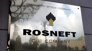 Glänzendes Firmenschild mit dem Rosneft-Logo.