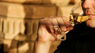 Mann trinkt ein Glas Wein. Mann trinkt ein Glas Wein.