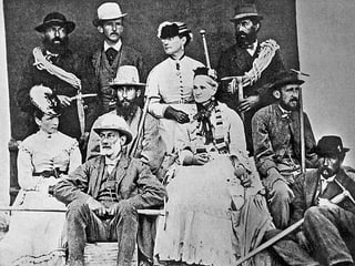 Familienbild der Familie Walker: Lucy Walker (ganz hinten), rechts neben ihr der Bergführer Melchior Anderegg.