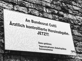 Plakat an einer Häuserwand.