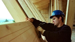 Schreinerlehrling an der Arbeit
