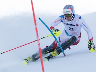 Noel von Grünigen umkurvt eine Slalomstange.