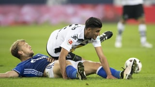 Zweikampf zwischen einem Schalke- und einem Mönchengladbach-Spieler.