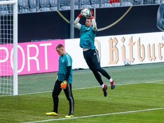Manuel Neuer fängt einen Ball in der Luft, vor ihm steht Marc-André ter Stegen.