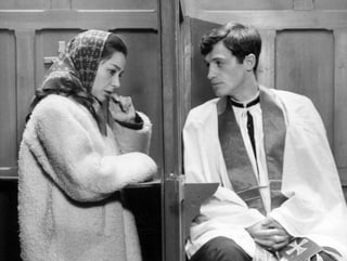 Belmondo und Riva sichtbar in einem Beichtstuhl