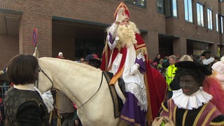 Der Nikolaus auf einem Pferd mit einem «zwarte Piet» unterwegs.